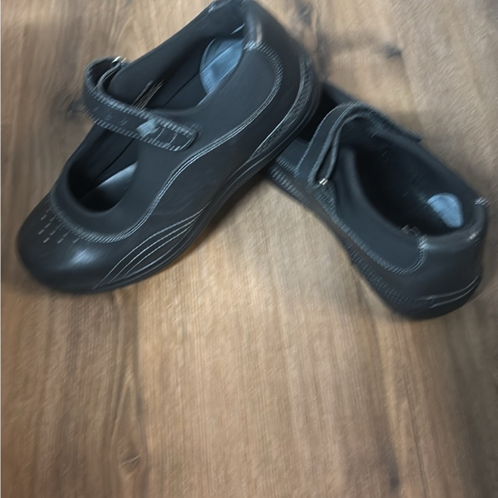 women’s black leather orthopedic shoes by Drew in a size 7.5ww